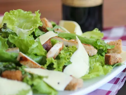 Caesar šalát s kuracím mäsom, krutónmi a parmezánom