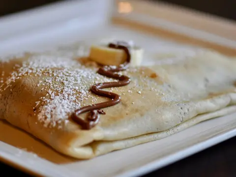 Palacinka s čokoládovým krémom a cukrom