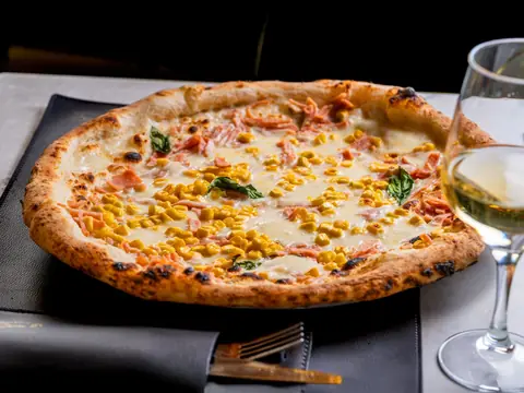 Pizza so šunkou a kukuricou