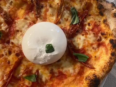 Pizza margherita s celou burratou a bazalkou