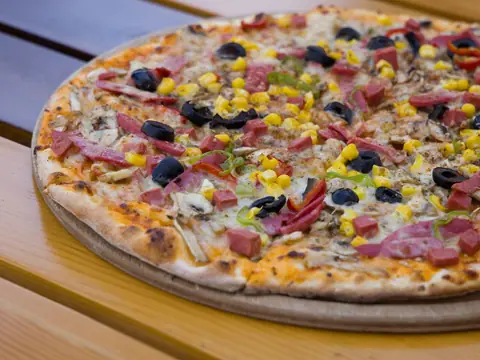 Pizza so šunkou, kukuricou a olivami