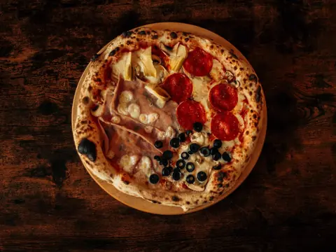 Pizza štyri ročné obdobia so šunkou, salámou, artičokami a olivami
