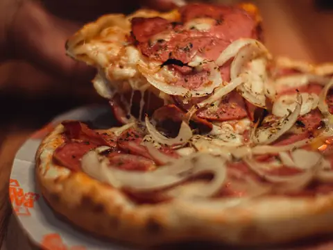 Kúsok pizze so salámou a cibuľou