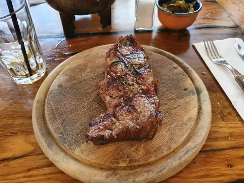 Grilovaný hovädzí steak na drevenom podnose
