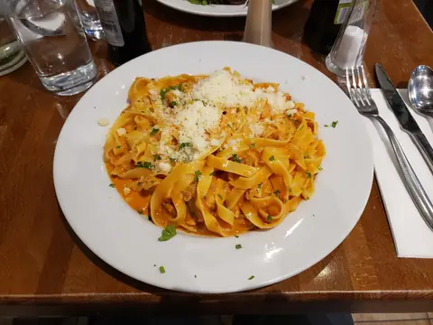 Tagliatelle s lososom v smotanovo-paradajkovej omáčke